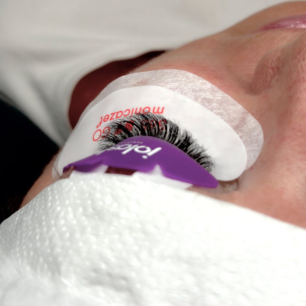 Zabezpieczone oczy przed stylizacją rzęs uv